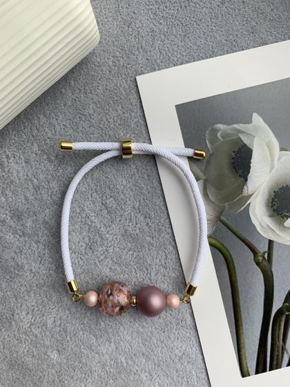 Браслет с жемчугом Майорка и бусиной из муранского стекла «Снежная глазурь»