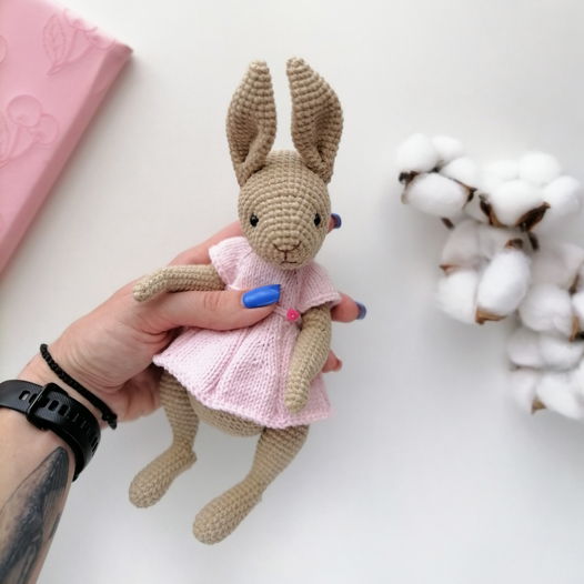 Детская вязаная игрушка ручной работы кролик в розовом платье