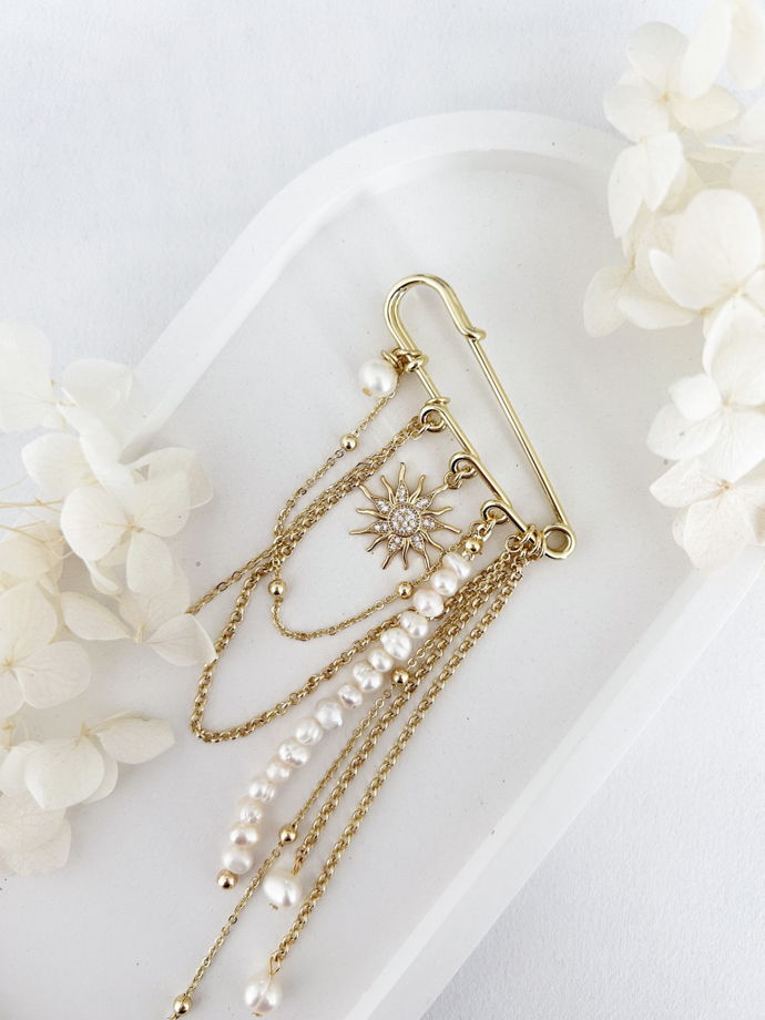 Брошь-булавка с цепочками, жемчугом и подвеской солнце