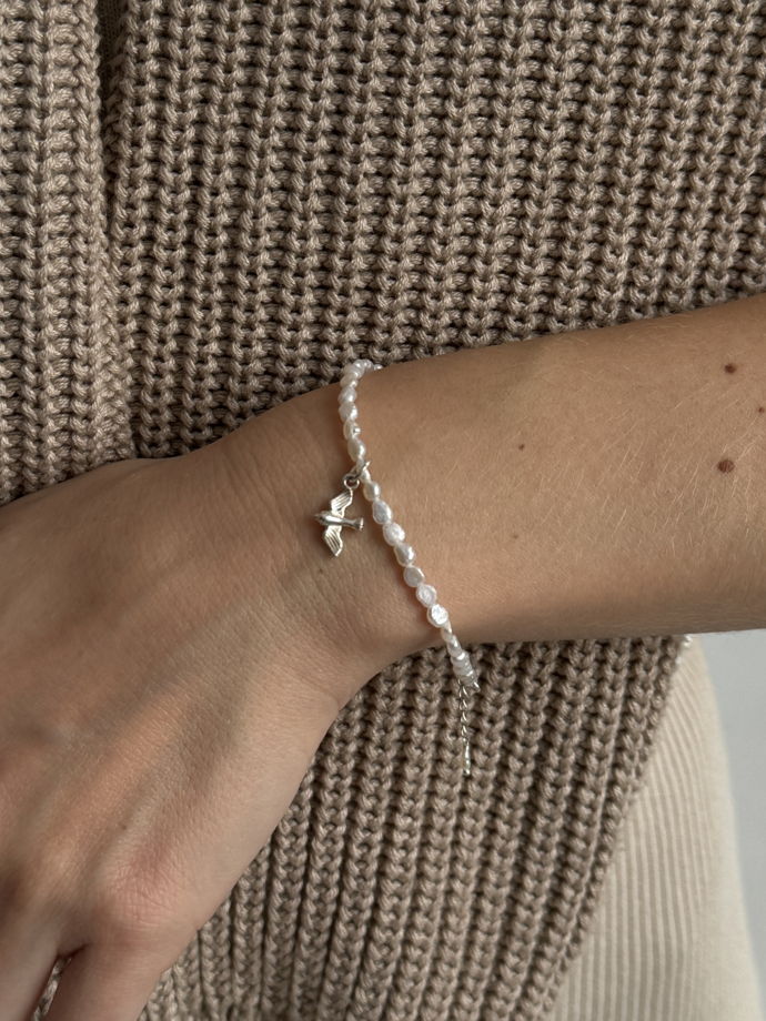 Браслет из жемчуга с подвесом птичка из серебра