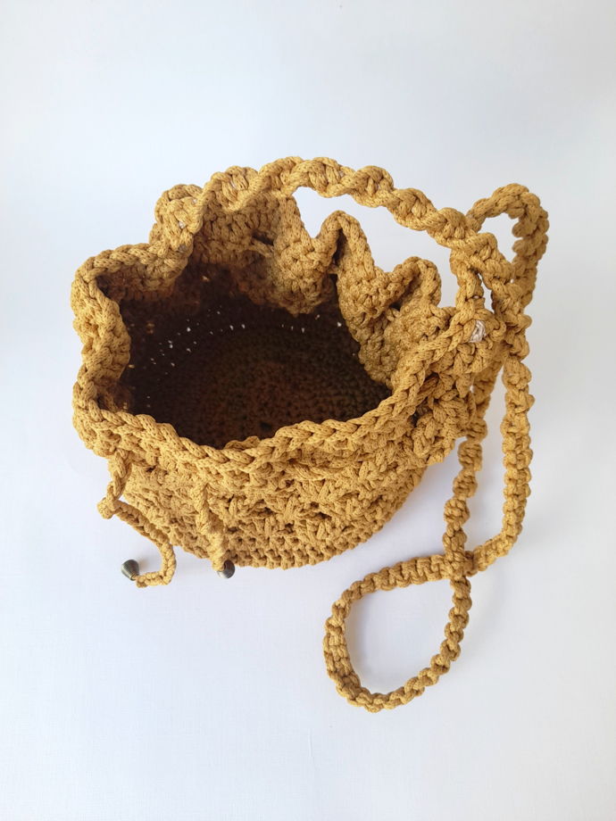 Вязаная сумка-торба из шнура бежево-золотистая