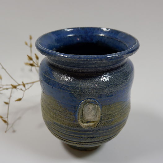 Синяя керамическая вазочка.