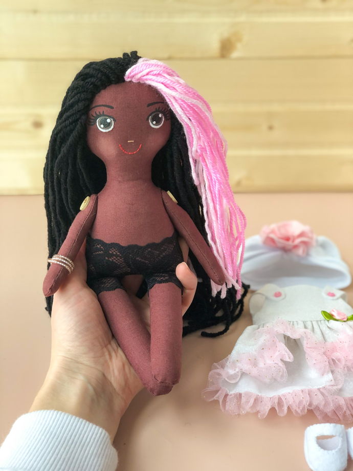 Текстильная игровая кукла негритянка с одеждой
