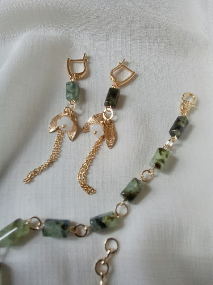 Зелёный комплект браслет и серьги из натурального камня пренит "Ландышы"