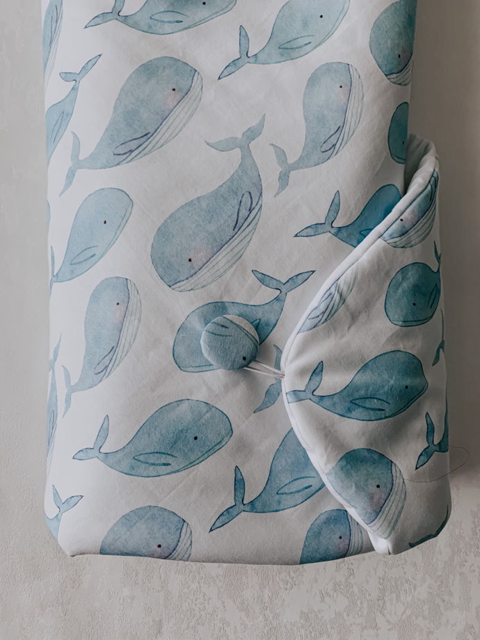 Комплект  конверт - одеяло и наволочка с китами
