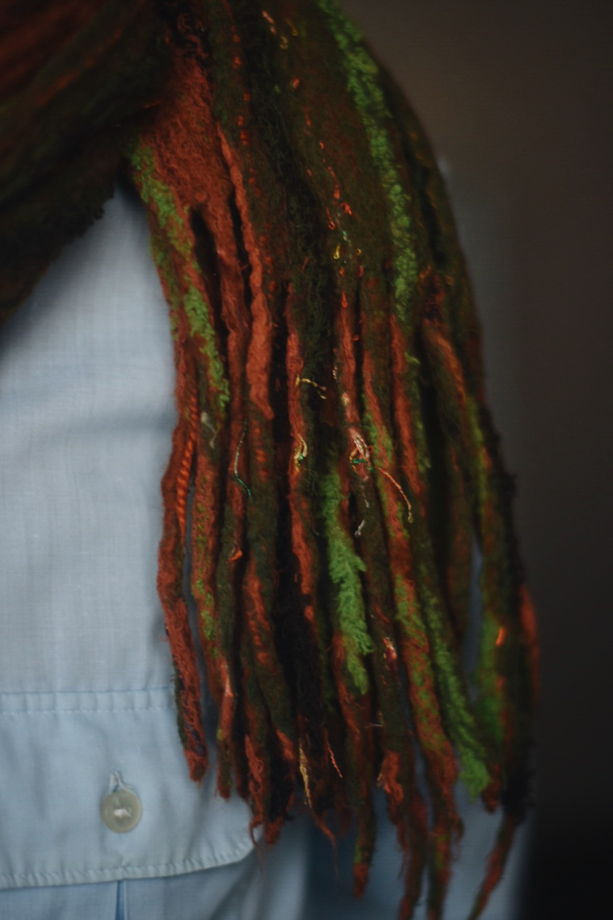 Большой рыже-коричневый шарф с кистями, сваляный из шерсти и хлопка