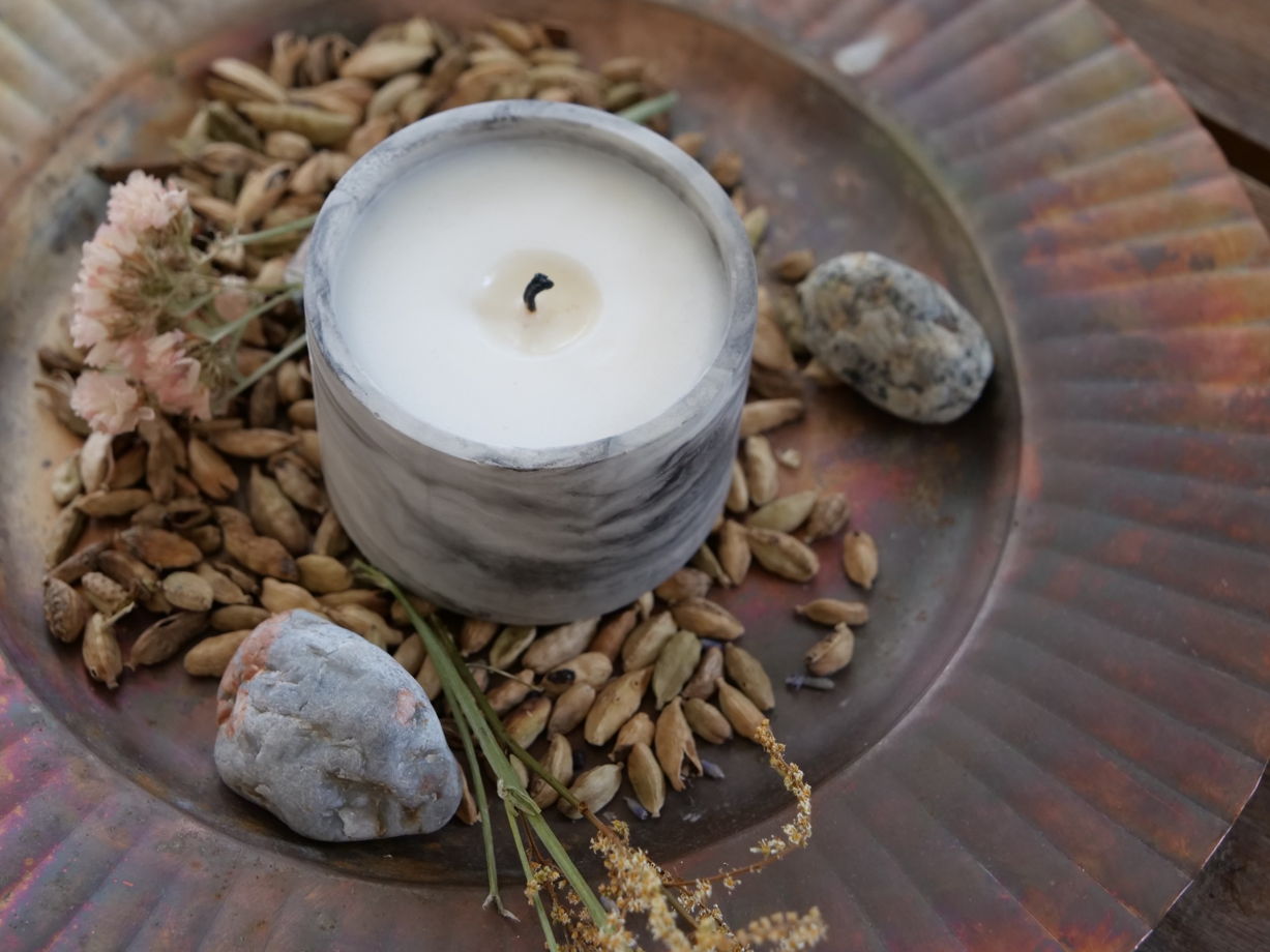 Свеча ароматическая из соевого воска с ароматом Кашемировое дерево