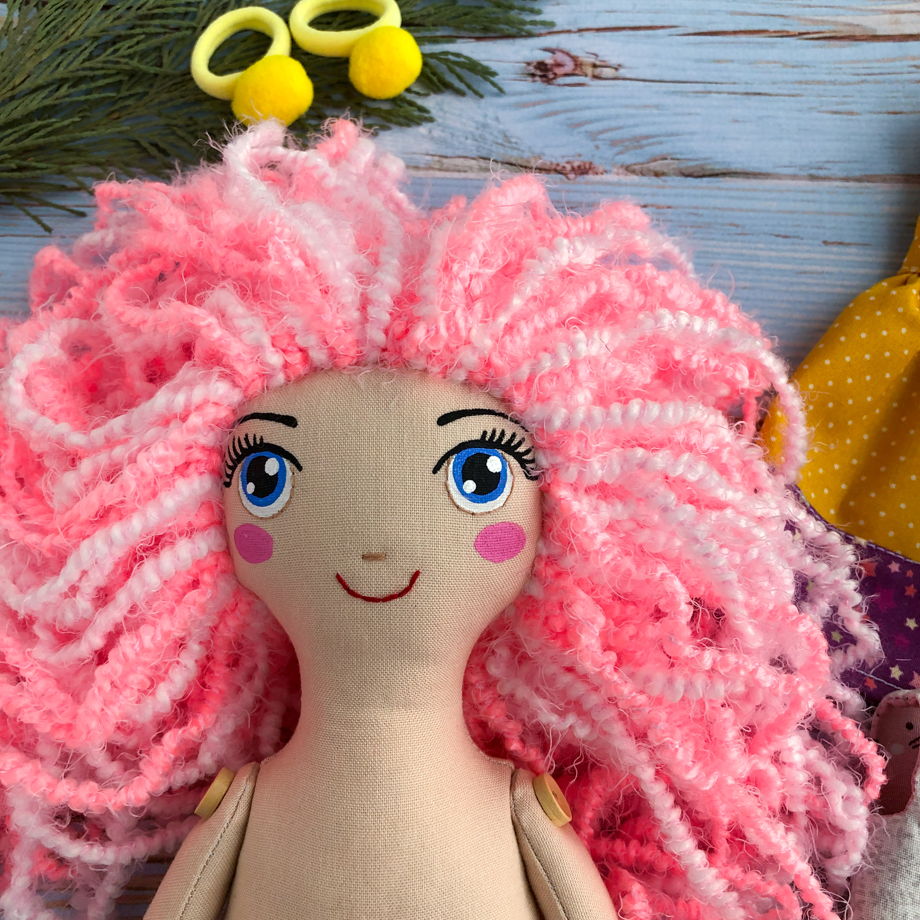 Игровая текстильная кукла "Карамелька"