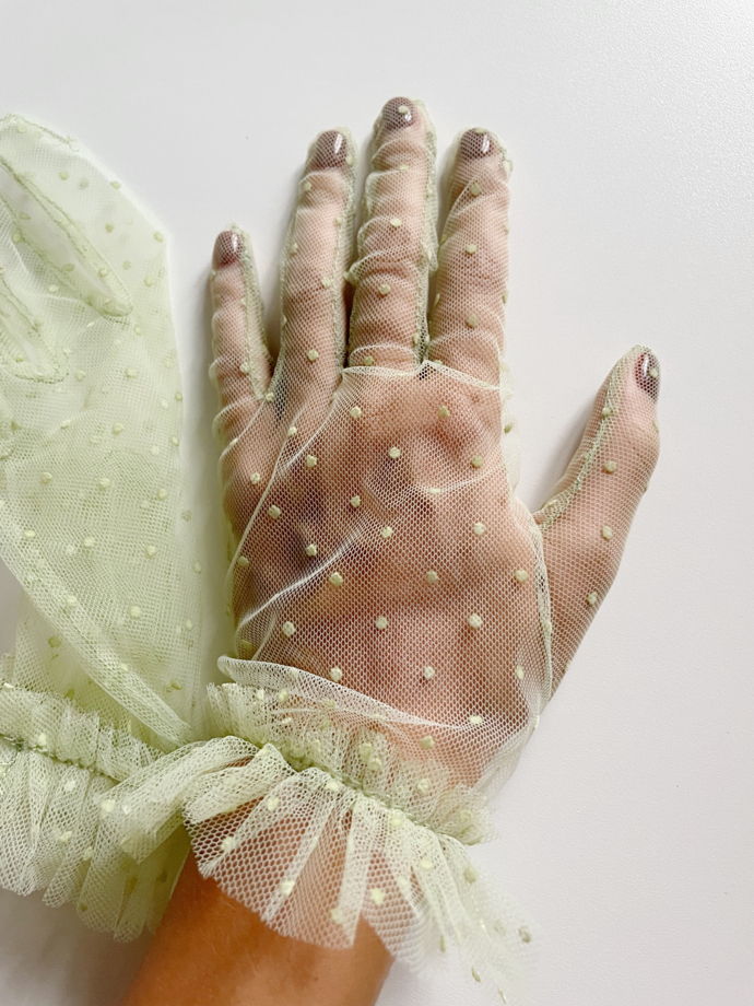 Нежные перчатки из итальянского фатина в фисташковом цвете