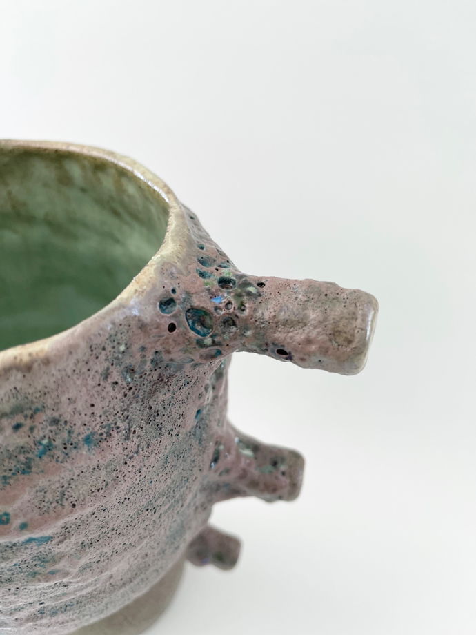 Ржаво-зелёная арт ваза для цветов ручной лепки