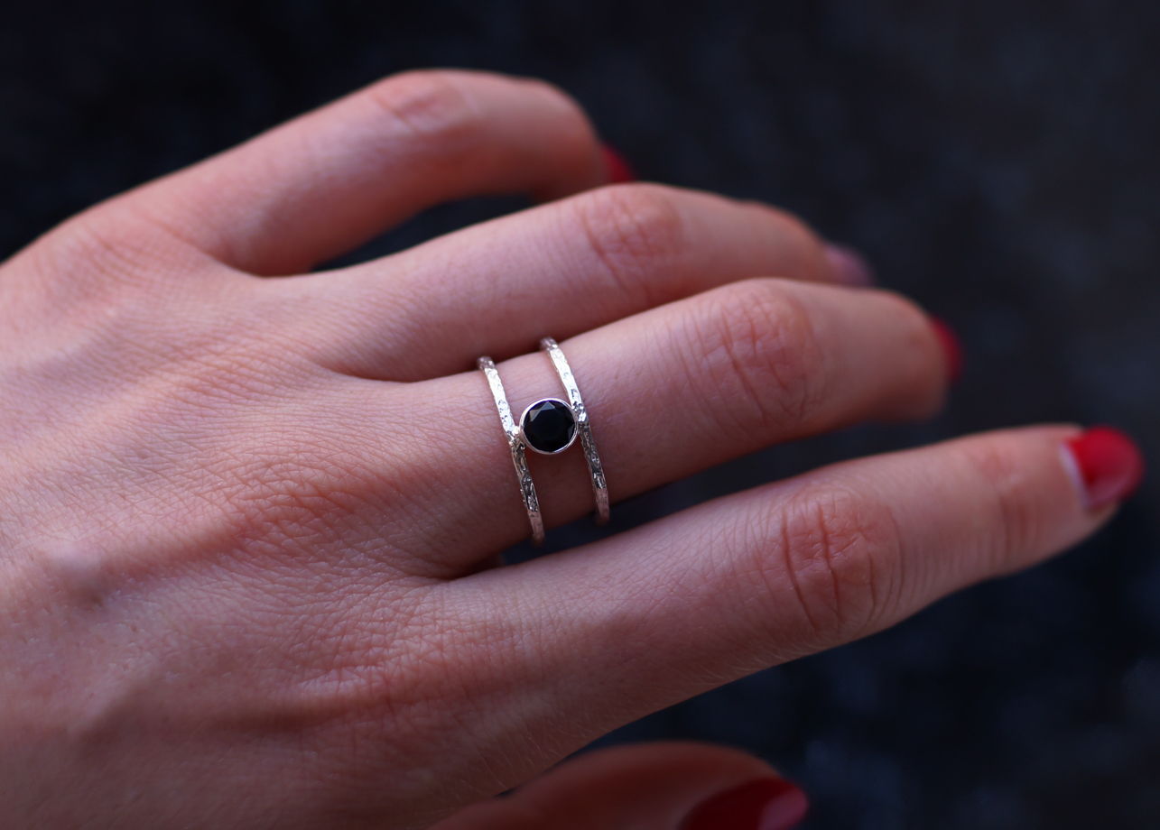 Двойное текстурное серебряное кольцо с натуральным черным ониксом