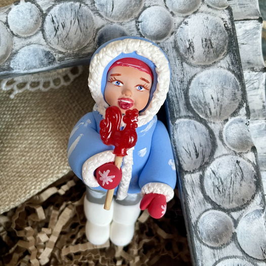 Коллекционная елочная игрушка «Анюта с леденцом-петушком. Советское детство»