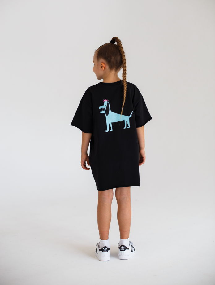 Детское платье-футболка свободного кроя с принтом на спине.