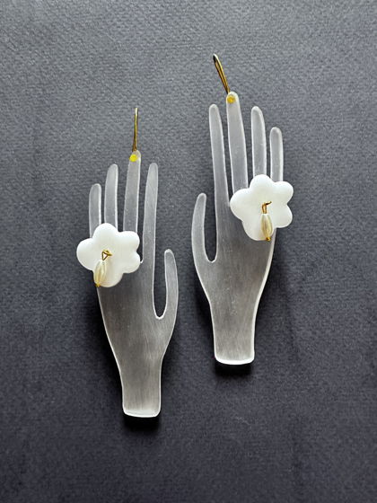 Серьги из пластика «Руки»