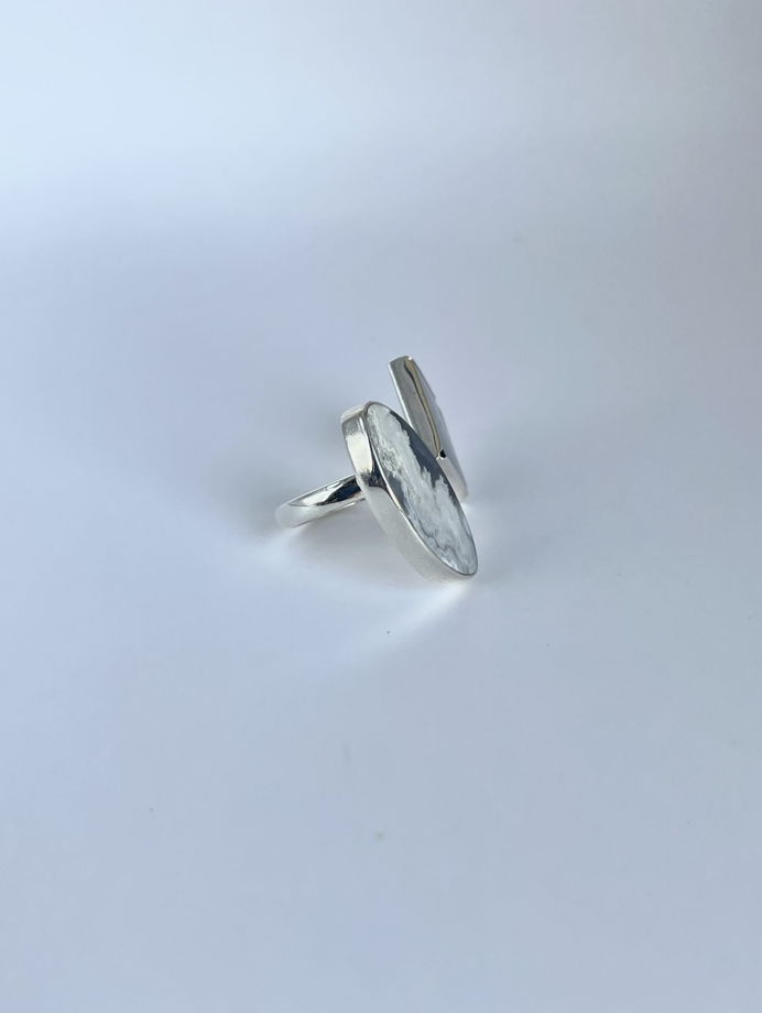 Кольцо из серебра с двумя камнями, серым и черным агатами. Rivière de pierre.