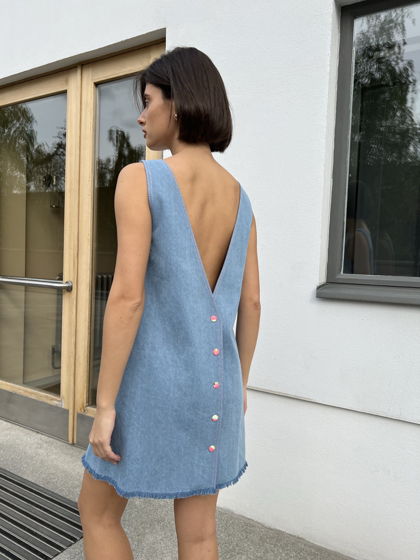 Джинсовое платье с вырезом и кнопками на спине