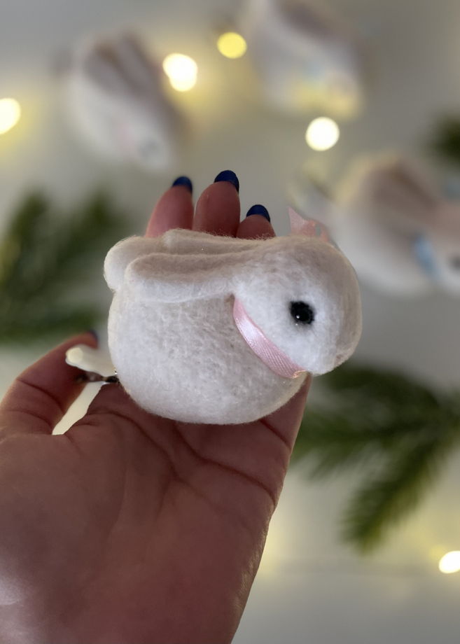 Елочная игрушка кролик ручной работы из шерсти