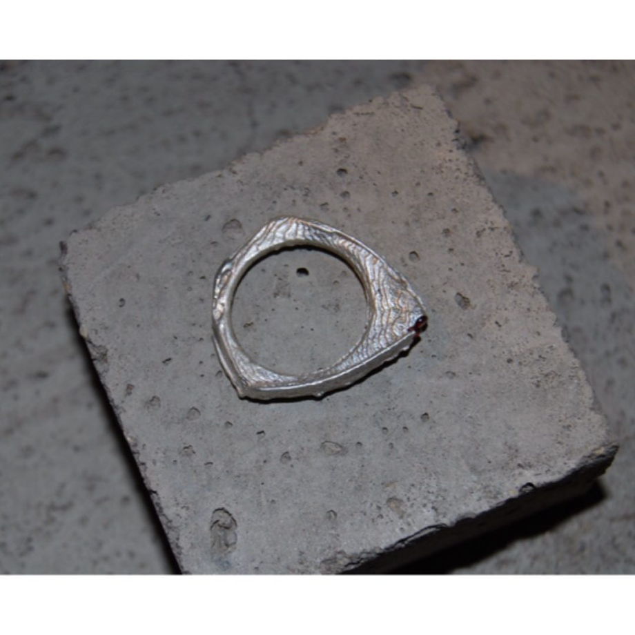 Мистическое треугольное кольцо с вплавленными камнями