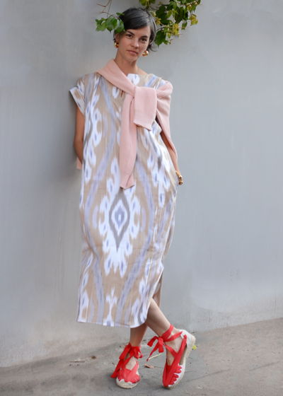 Платье-туника с короткими рукавами из иката светло-бежевого цвета