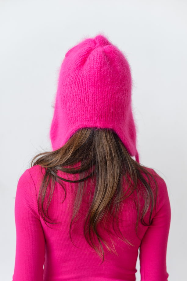 Розовая шапка-ушанка из пуха норки с завязками