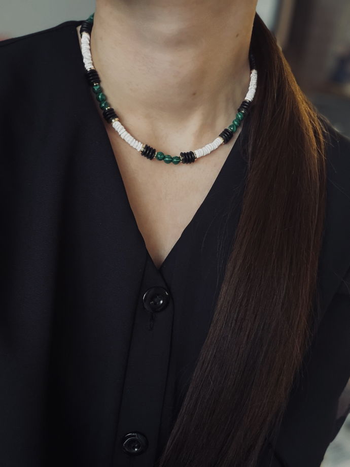 Чокер ручной работы из ракушки, кокоса, малахита и гематита «На разных волнах»