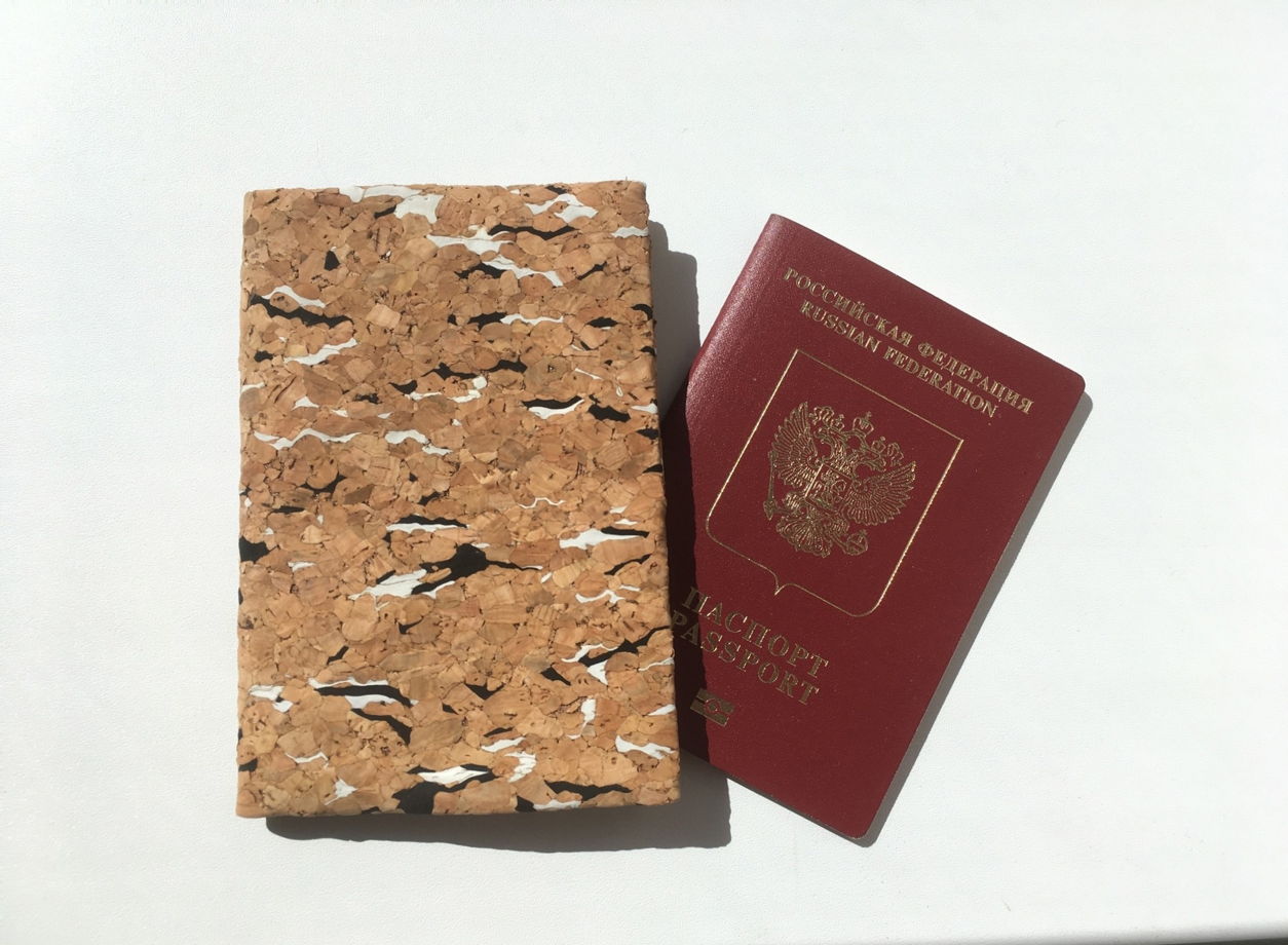 Обложка на паспорт. Пробковое дерево черно-белое