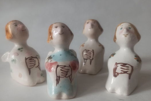Маленький сидящий ангел.