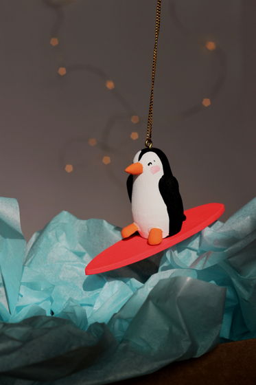 Авторская декоративная игрушка из дерева "Пингвин- серфер" розовый