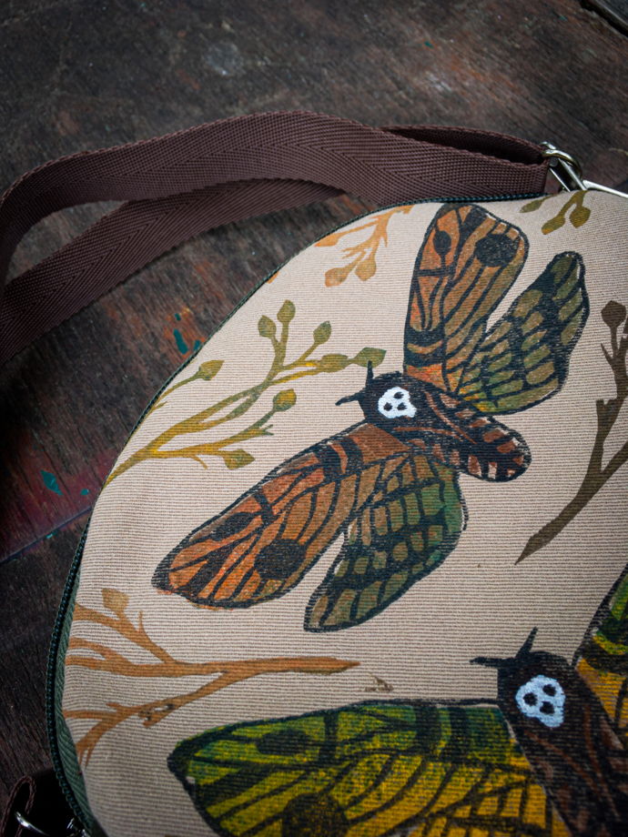 Зелёная овальная сумка из плотного хлопка с ручной набойкой мотыльки повседневная с ремешком песочная