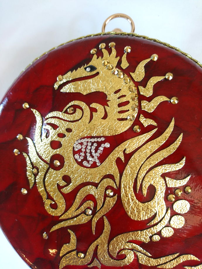 Клатч круглый красный с золотым драконом из лаковой кожи Персонифицированный