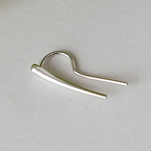 Тонкая серьга из серебра вдоль мочки уха клаймбер на левое ухо серебро (Virgola)