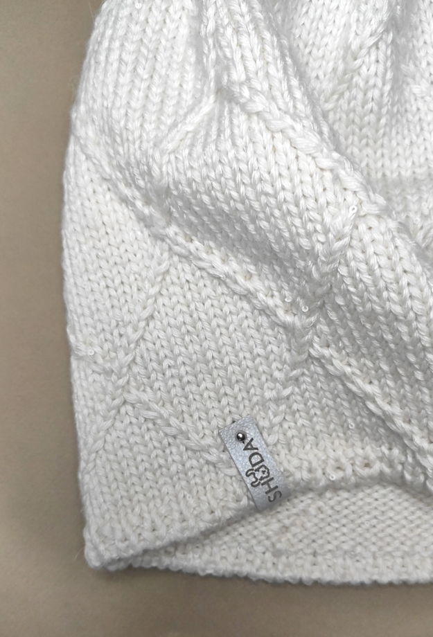 Белоснежная шапка из мягкой альпаки на шёлке с пайетками узор ромбы