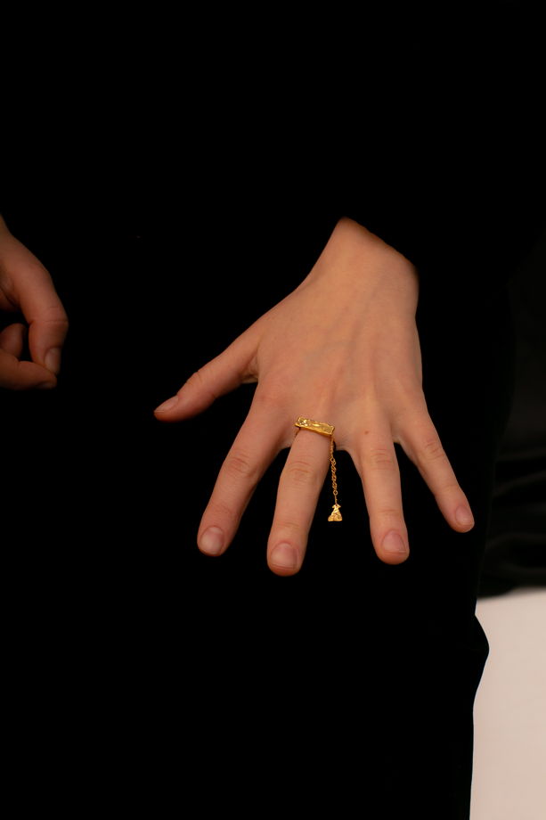 кольцо с подвесной цепочкой и фигуркой на конце