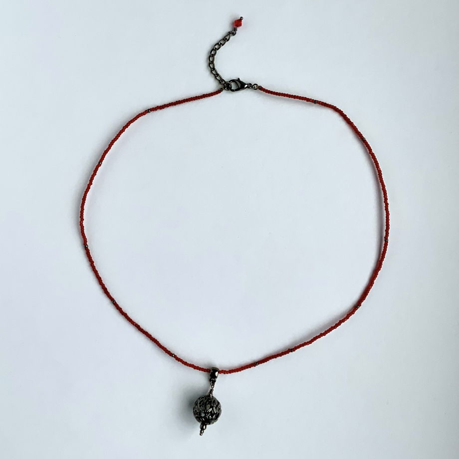 Чокер из красного чешского бисера с ажурным металлическим шаром