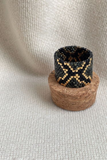 Широкое кольцо со змеиным принтом