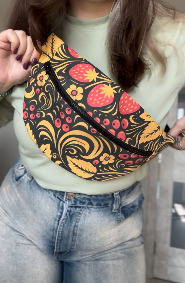 Поясная сумочка из уплотненного денима с принтом в русском стиле