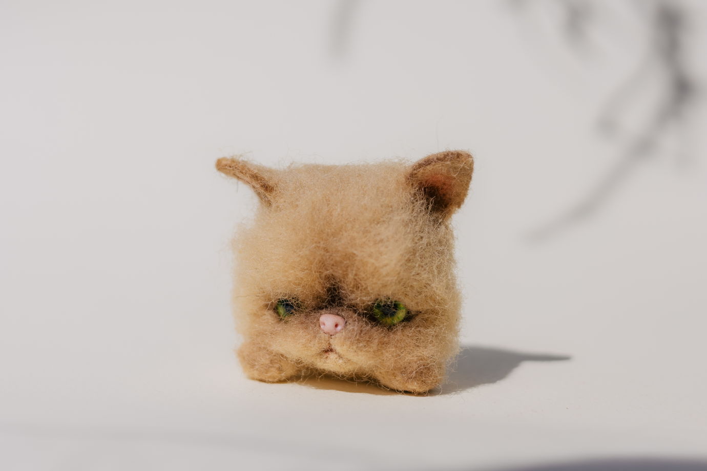 Брошь валяная — "Котик"