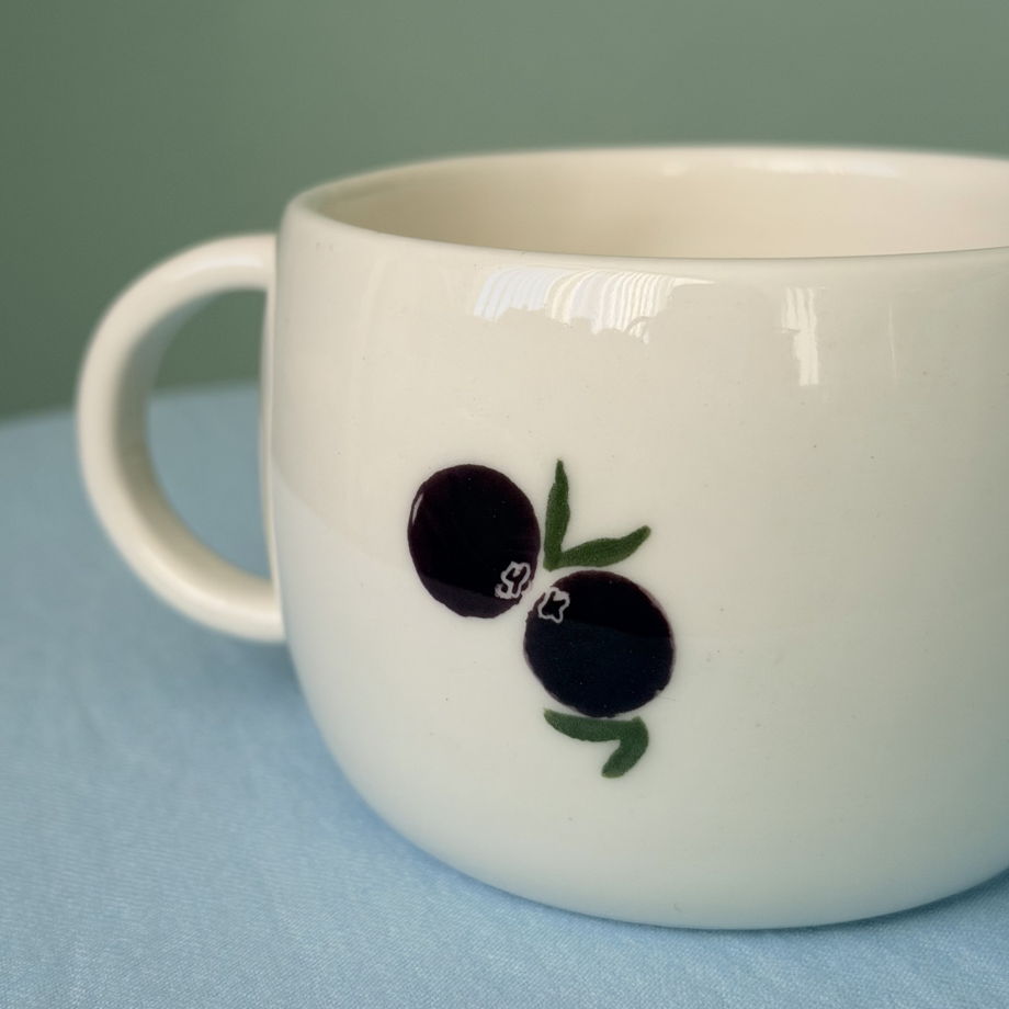 Чашка белая с голубиками ручной работы