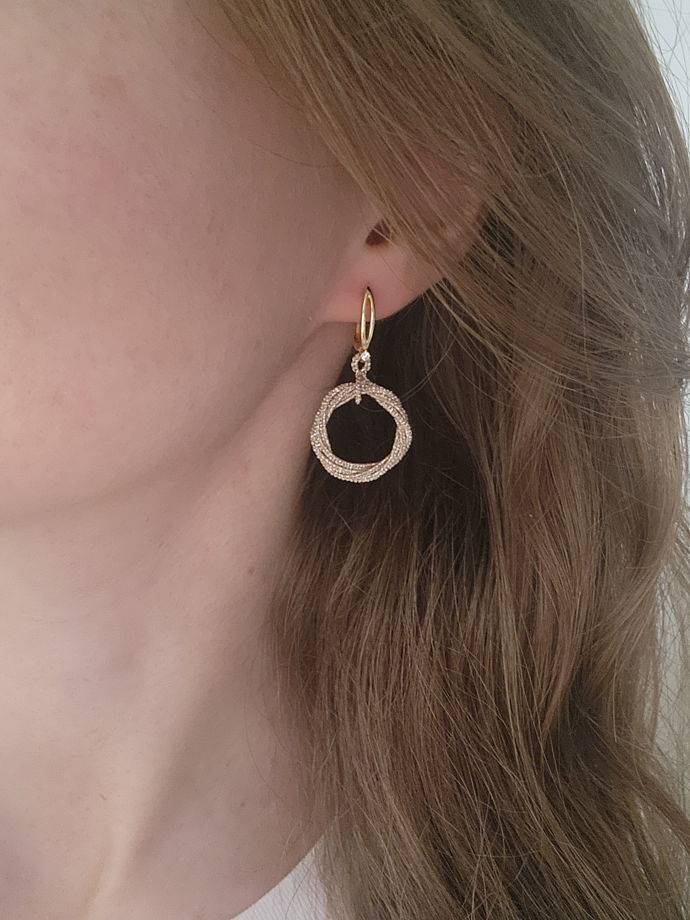 Серьги-кольца плетёные, бежевые серьги фриволите