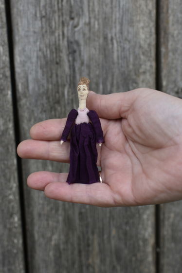 Текстильная кукла "Дама в винном платье" из серии "Пёрышки"
