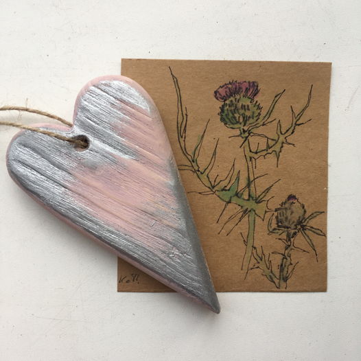 Подарочный набор деревянное сердечко розовое с серебром и ручная открытка чертополох