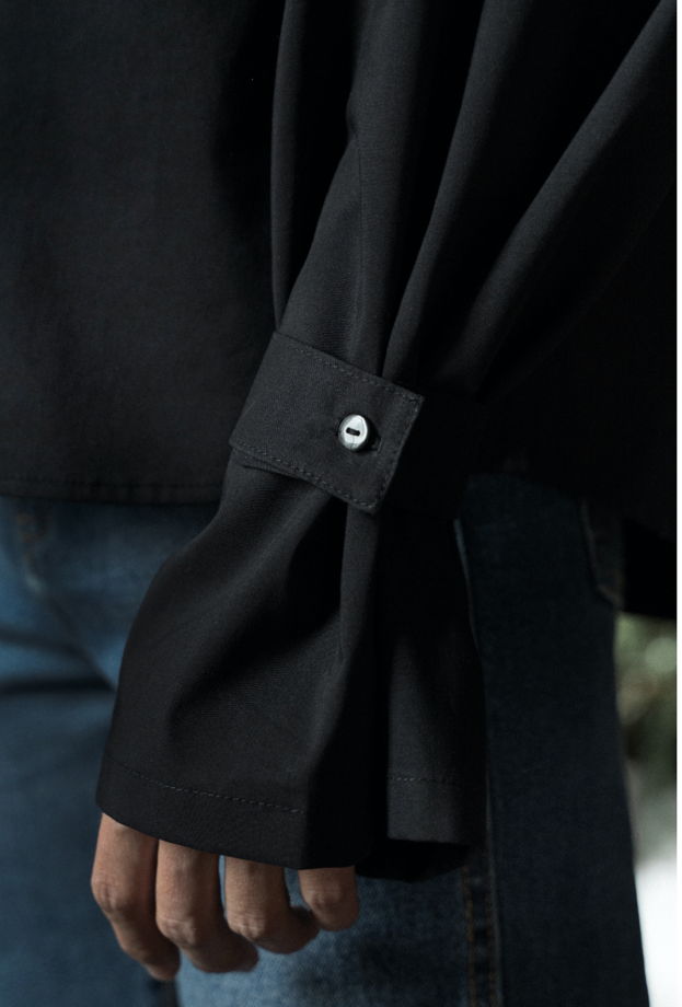Черная рубашка с объемными рукавами