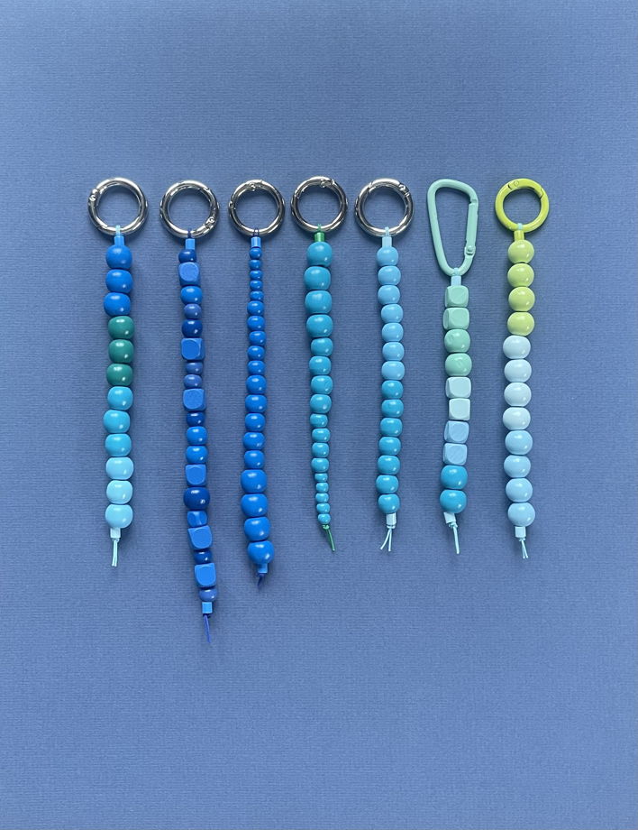 Брелок для ключей / обвес из деревянных бусин.