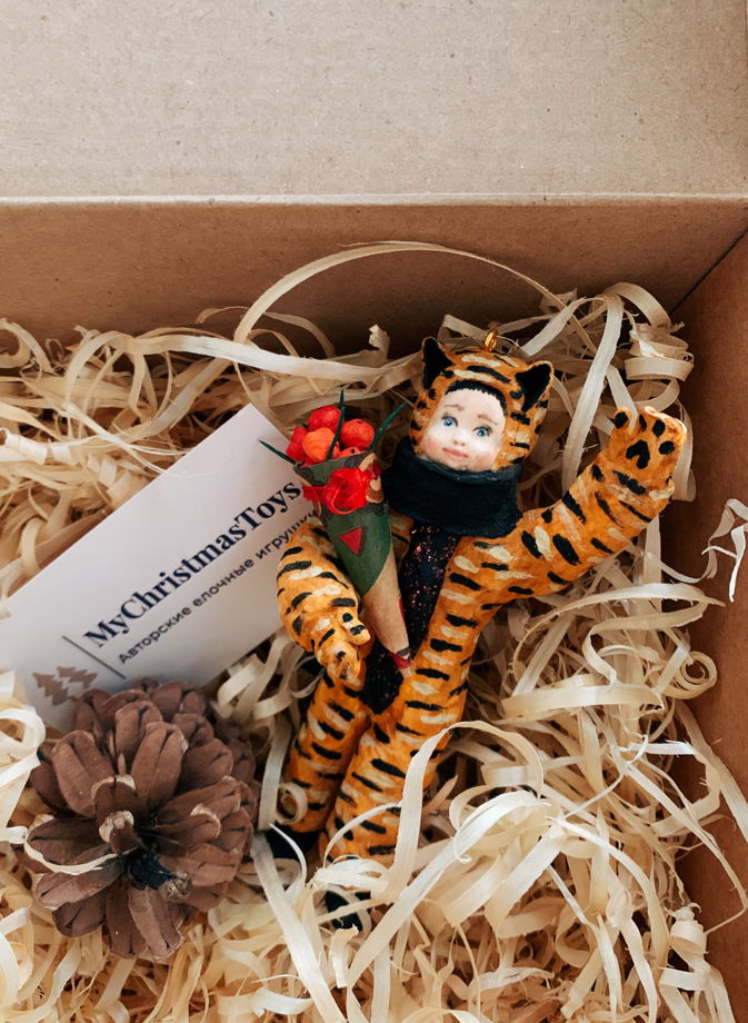Набор ватных елочных игрушек ручной работы и росписи "Тигр с тигрицей идут в гости".