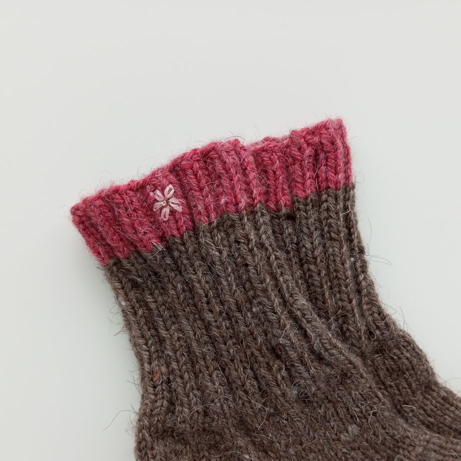 Женские вязаные носки с усиленным следом и вышитыми цветами. Размер 37-39