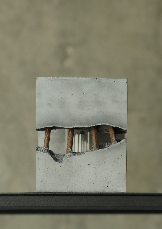 Ваза Портал из бетона серого цвета с арматурой