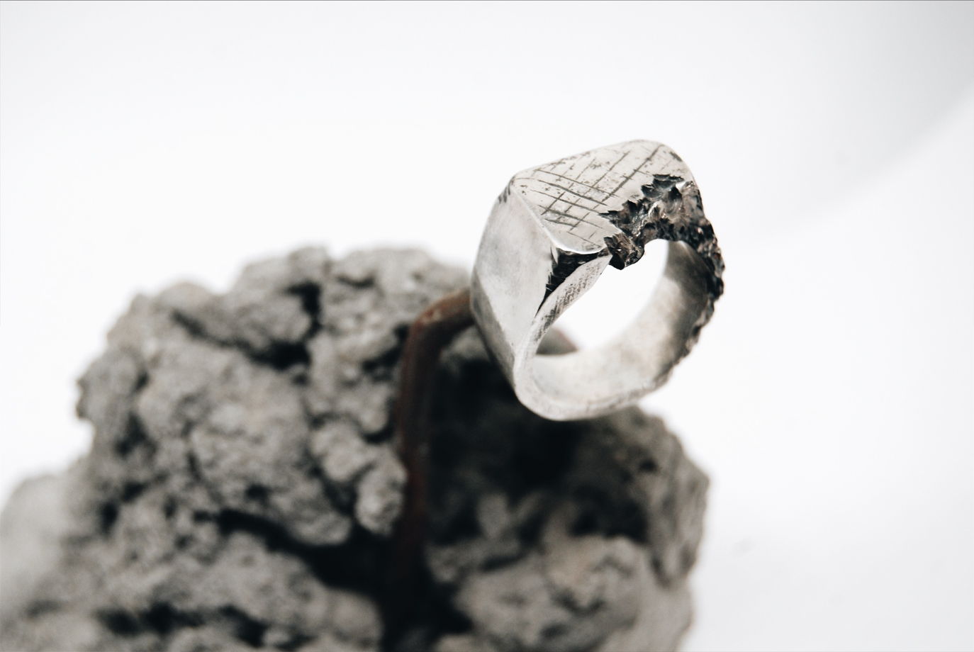Серебряное кольцо с эффектом разрушения