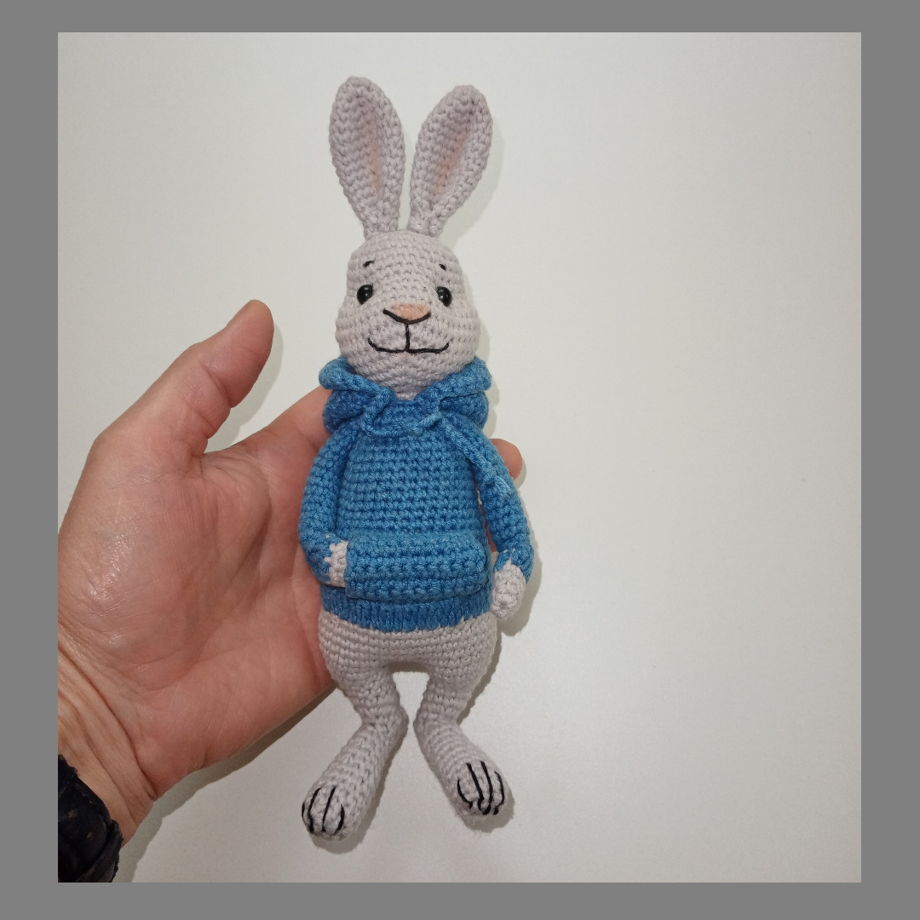 Вязаный крючком кролик. Игрушка для ребенка. Заяц в синем свитере.