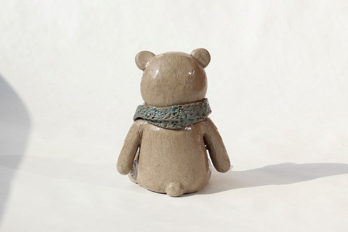 Фигурка керамического Мишки ручной работы, серый с голубым шарфом