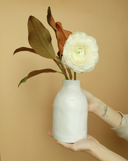 Керамическая белая ваза с крапинками